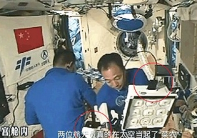 中国宇航员在太空站通过WET-2监测莴苣生长状况